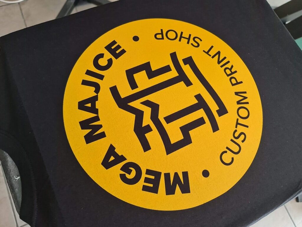 Sitotisak žute boje u dva prolaza na crne majice