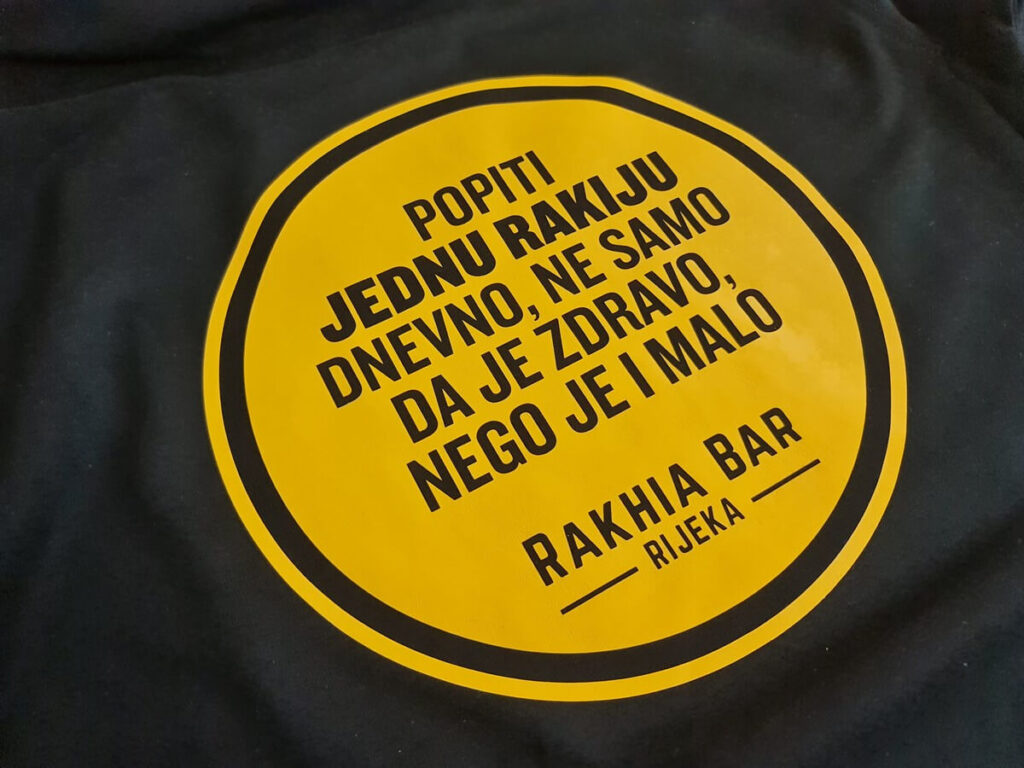 Tisak na hudice - jednobojni, flex otisak, žarkožuta boja za kafić Rakhia Bar iz Rijeke