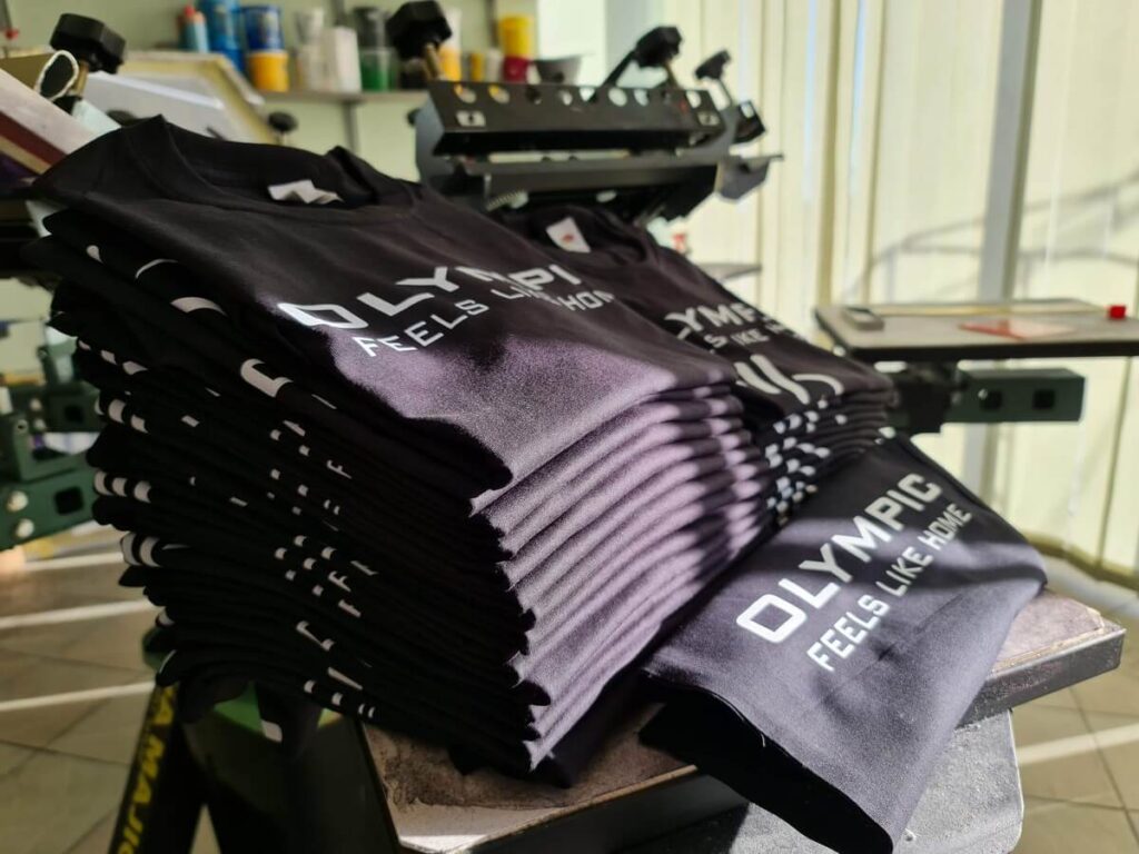 Fruit of the Loom majica, crna, 100% pamuk sa otiskom na prsa. Tisak na muške i ženske strukirane modele